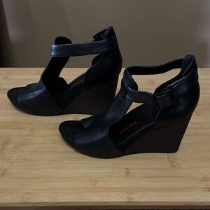 TSUBO Nancie Black Wedge Sandals